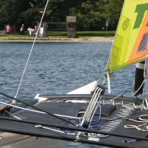 Équipage de catamaran au rappel