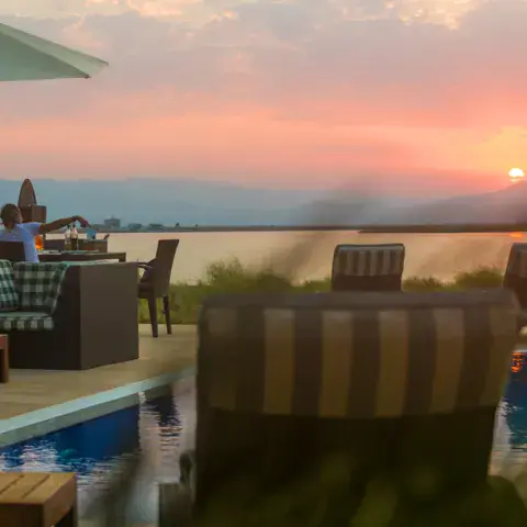 Terrasse et piscine du centre au coucher du soleil