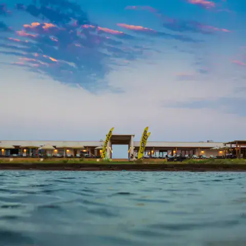 Le centre de kite au bord de l'eau