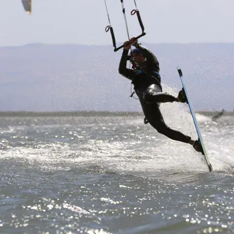 Kitesurfeur sur l'eau plate du lagon