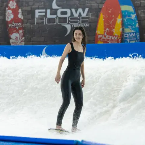 Surfeuse sur la vague en salle