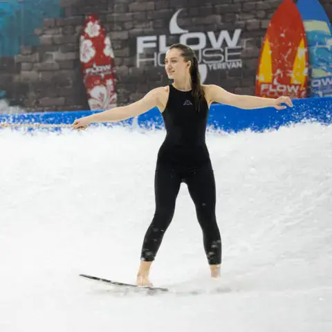 Surfeuse en équilibre sur la planche