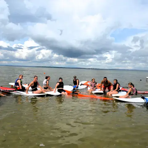 Un groupe d'élèves sur leurs planches