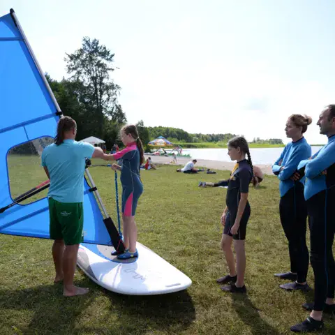 Cours de prise en main du gréement sur la pelouse de la plage