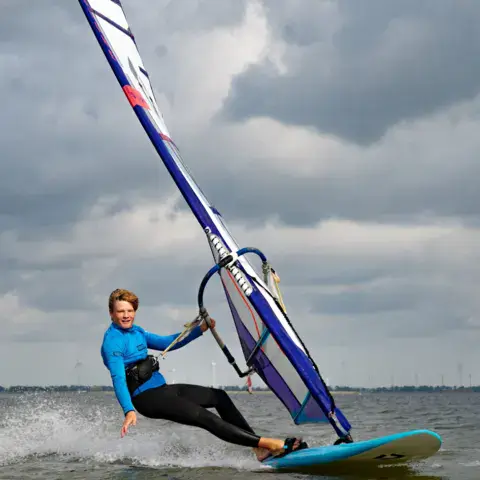 Windsurfeur sur eau plate
