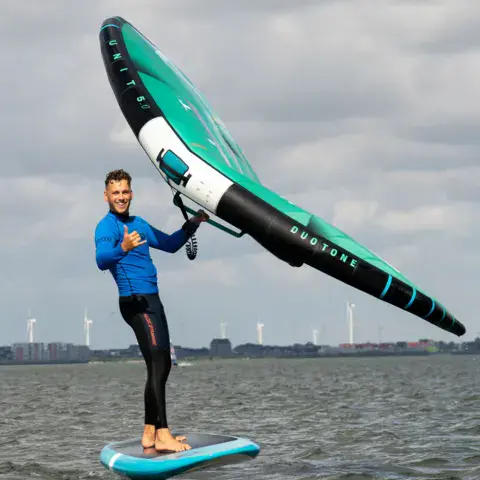 Pratiquant de wingfoil avec son aile