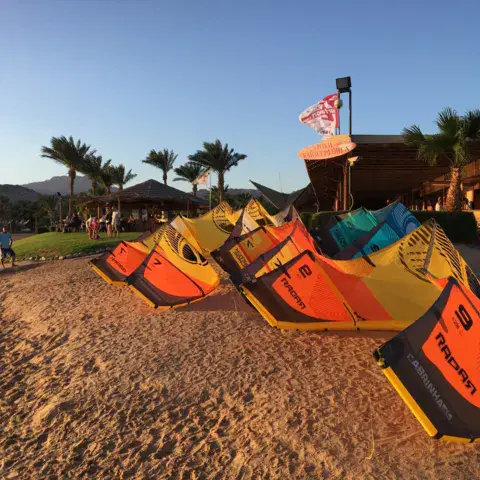 Kites alignés sur la plage de la station