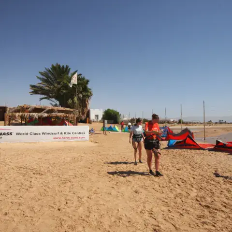 Zone de préparation des kites sur la plage du centre