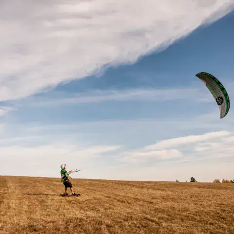 Landkite sur un champ pendant un cours