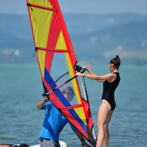 Initiation au windsurf avec un moniteur