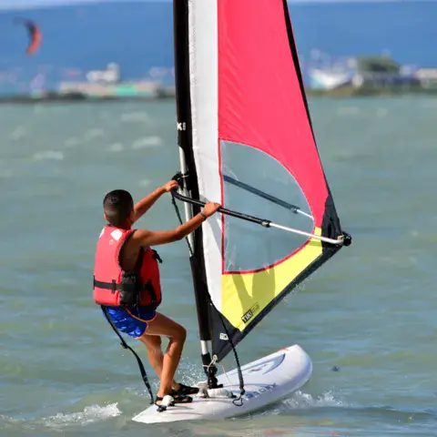 Windsurfeur débutant sur le lac