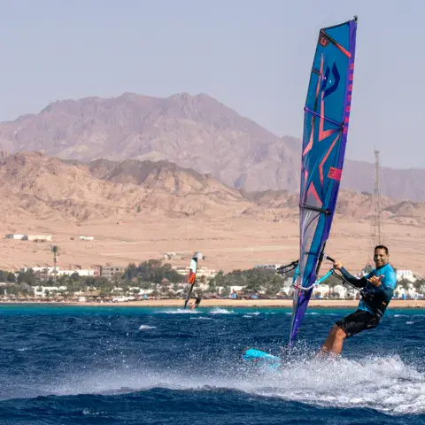 Un windsurfeur face aux montagnes du Sinaï