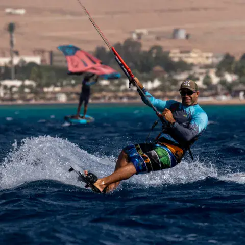 Un kitesurfeur sur la lagune de Dahab