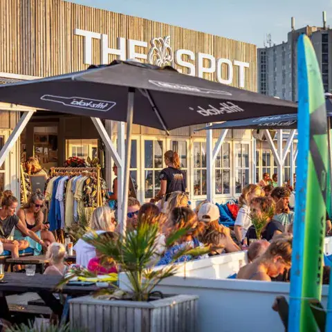 Terrasse du beach club et planches de surf