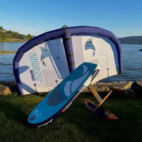 Aile et planche de wing foil Vibrant posées au bord d'un fjord