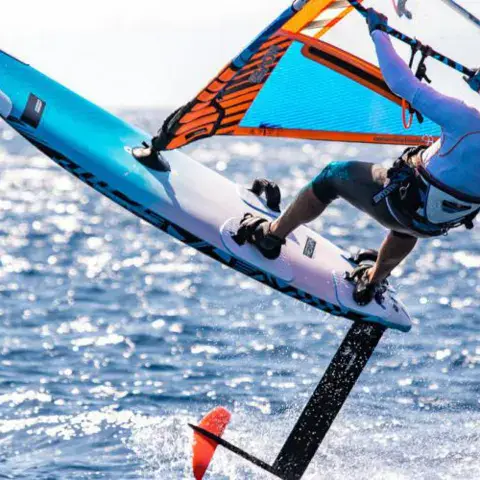 Un pratiquant de windsurf foil