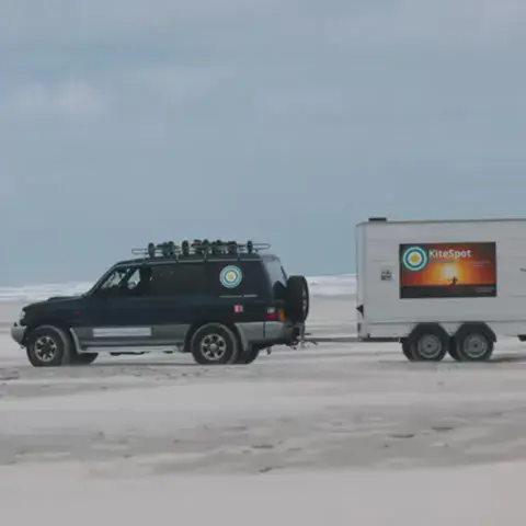 Camionnette et remorque de l'école sur la plage