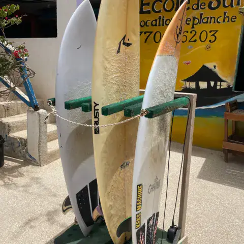 Planches de location devant l'école