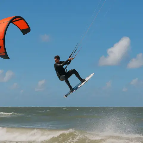 Kitesurfeur en saut au-dessus de la mer