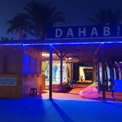 Le centre et ses planches rangées, de nuit