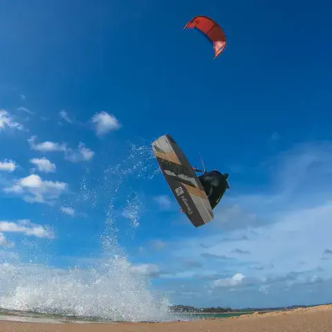 Saut de kitesurf près de la plage