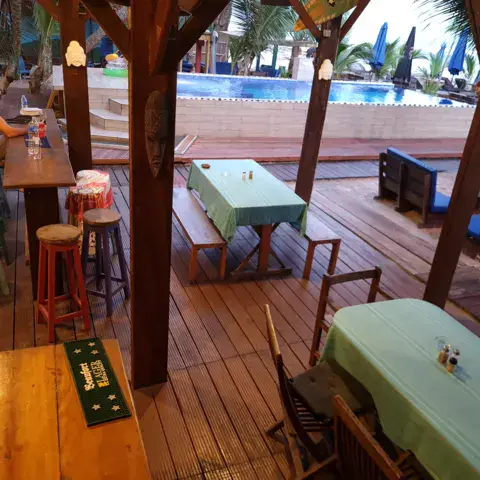 Le bar-restaurant en bois au bord de la piscine
