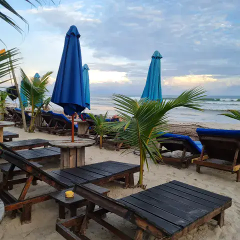 Transats et parasols sur la plage devant le camp