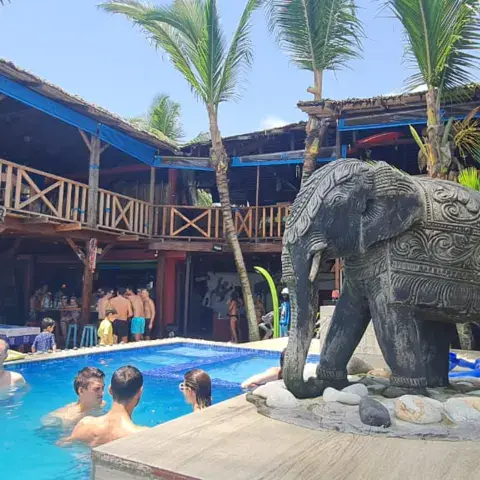 Les bâtiments en bois du camp autour de la piscine