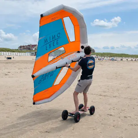 Landboard winging sur la plage