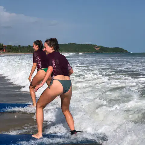 Élèves qui s'entraînent dans les vagues du bord