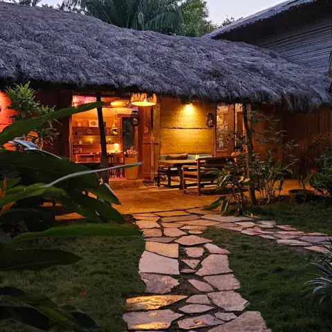 Les bungalows du lodge au soir