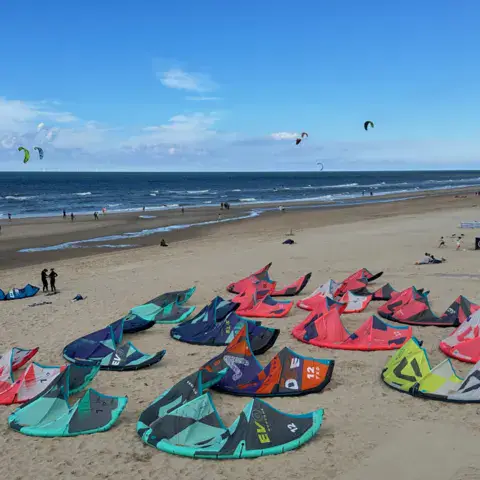Kites déployés sur la plage