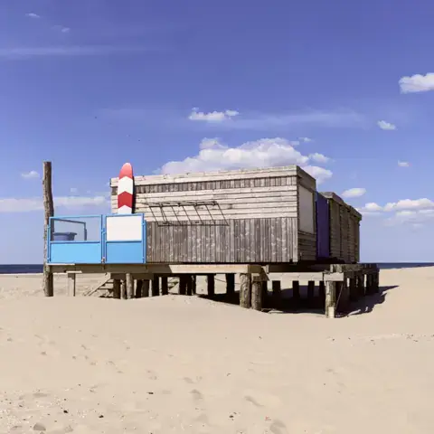 Cabane en bois sur pilotis au bord de la plage