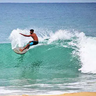 Surfeur en virage sur une vague