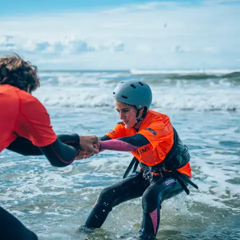 Préparation du harnais avant un cours de kitesurf