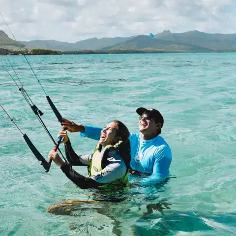 Cours de kitesurf dans l'eau turquoise du lagon