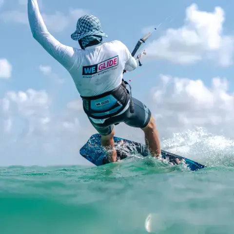 Kitesurfeur en action avec le maillot de l'école