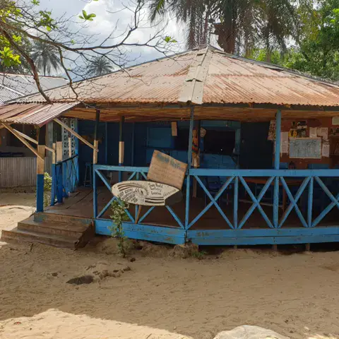 La case du club sur la plage