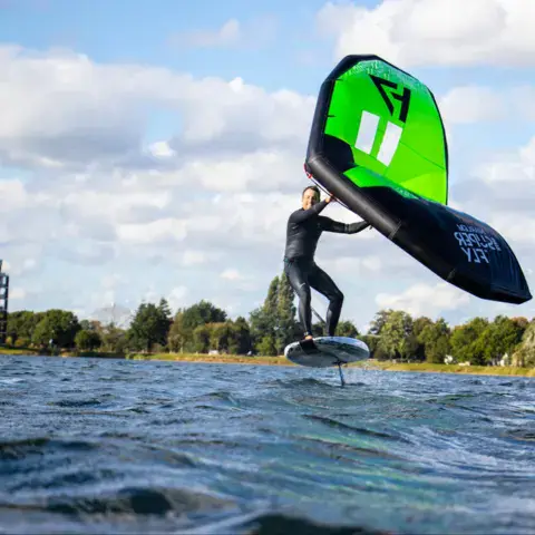 Pratiquant de wingfoil sur le plan d'eau