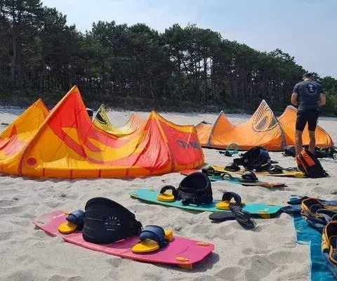 Ailes, planches et trapèzes de l'école sur la plage