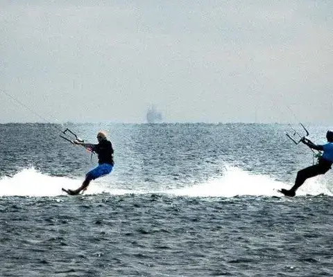 Deux kitesurfeurs en train de glisser