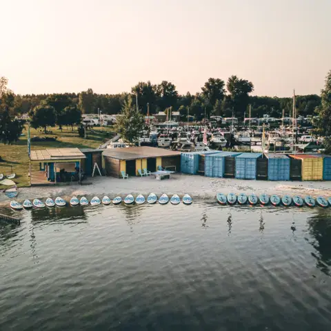 Vue de l'école et du port au coucher du soleil