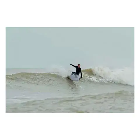 Surfeur sur une vague