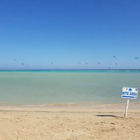 Zone de kite sur la lagune, avec de nombreux kites dans le ciel