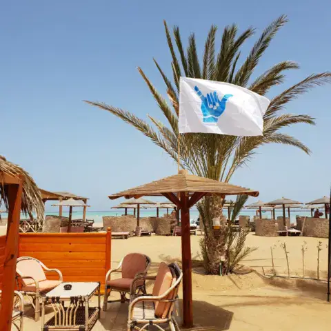 Le centre et la plage de sable, kites à terre