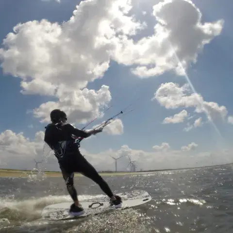 Kitesurfeur sur l'eau