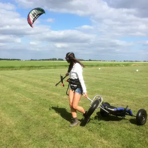 Kite buggy sur une prairie