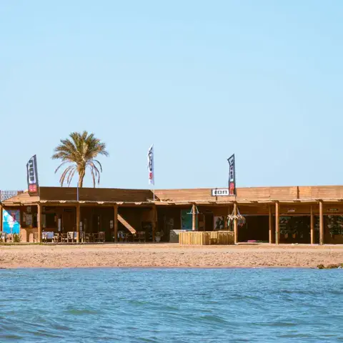 Le bâtiment du centre en bord de plage, vu depuis l'eau