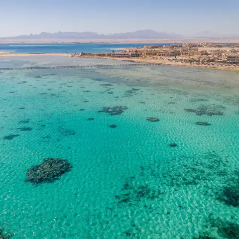 Vue aérienne du lagon turquoise et de la côte