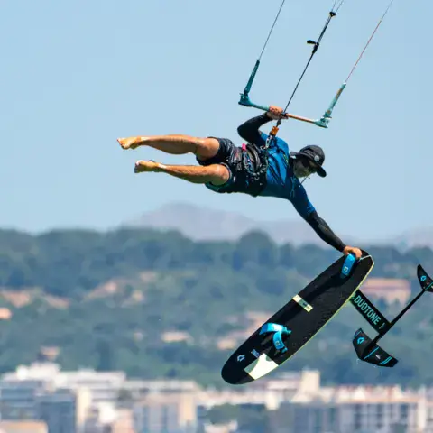 Saut en kitefoil au-dessus de l'eau